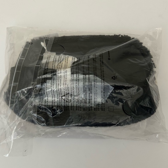 Lululemon Black Fleece everywhere shoulder belt bag size 1L - Picture 3 of 5